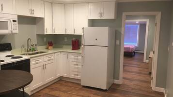 Kylskåp, mikrovågsugn, ugn och spishäll