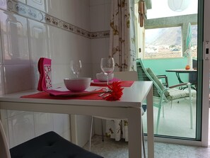Lejlighed - 1 soveværelse - terrasse - byudsigt | Privat køkken | Køleskab, mikrobølgeovn, elkedel, køkkentøj/tallerkener/redskaber