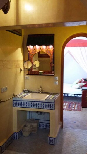 Basic Double Room | Bathroom sink - Dar Jasmin (Asilah)