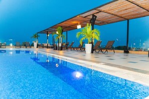 Piscina a l'aire lliure i gandules 