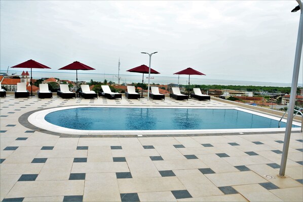 Outdoor pool, pool loungers