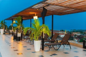 Outdoor pool, pool loungers - Bissau Royal Hotel (Bissau)