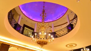 Un gran candelabro en una habitación circular con techo abovedado.