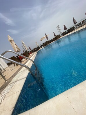 Piscine extérieure, chaises longues