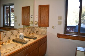 Combined shower/bathtub, towels - Casa Julia Beautiful Secluded 2 Bedroom 2 Bath Home with Million Dollar Views (Taos)
