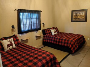 4 bedrooms, WiFi, bed sheets - Quiet country getaway located within 10 minutes from town (Pratt)