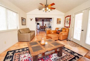 Televisión y chimenea 