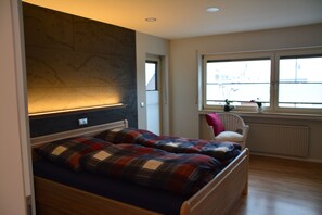 2 bedrooms, iron/ironing board, free WiFi, bed sheets - Apartment with a beautiful view (Niederemmel)