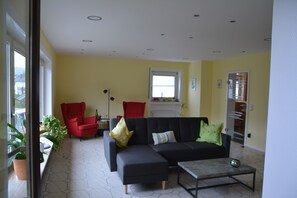 TV, books, music library - Apartment with a beautiful view (Niederemmel)