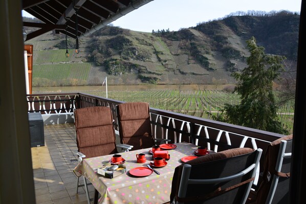Outdoor dining - Apartment with a beautiful view (Niederemmel)