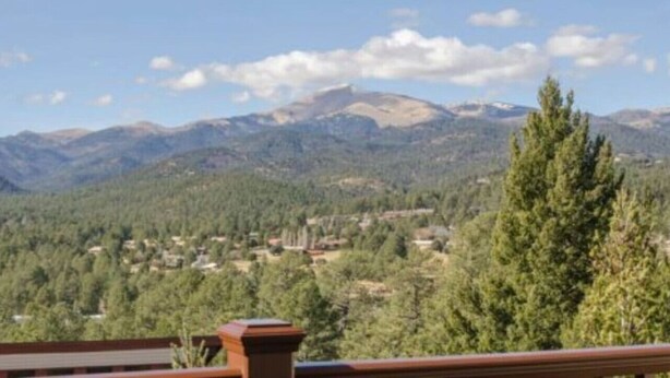 A mountainous landscape with a clear sky. - Come Stay in Elk Run - I2 (Ruidoso)
