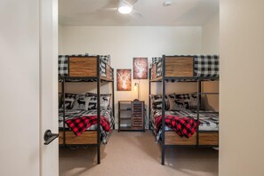 3 bedrooms, free internet, bed sheets