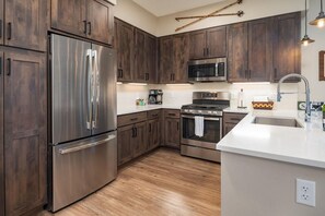 Réfrigérateur, four à micro-ondes, un four, surface de cuisson