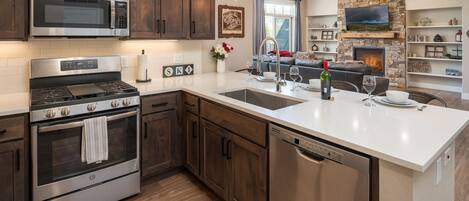 冷蔵庫、電子レンジ、オーブン、コンロ