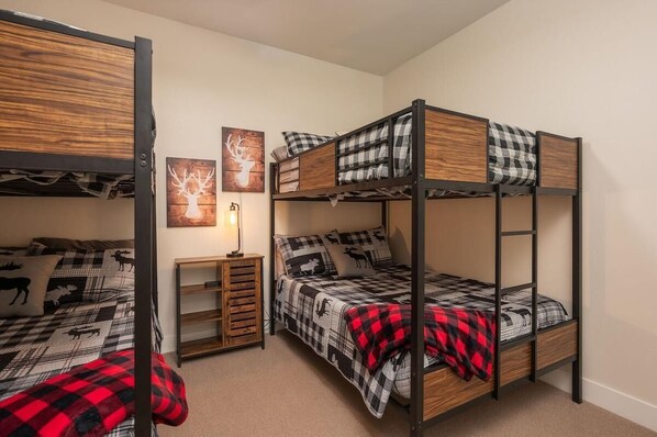 3 bedrooms, free Internet, bed sheets