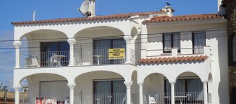 Clean, well-kept apartment on the beach, wifi, air conditioning. Ground floor, up to 4 persons