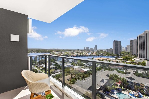 Property grounds - 2-Bed Beach Apartment with Pool, Parking & Balcony (Surfers Paradise)