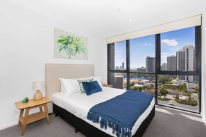 2 bedrooms, desk, iron/ironing board, WiFi - 2-Bed Beach Apartment with Pool, Parking & Balcony (Surfers Paradise)