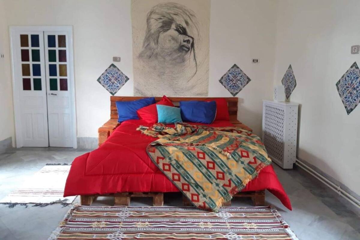 Iron/ironing board, free WiFi, bed sheets