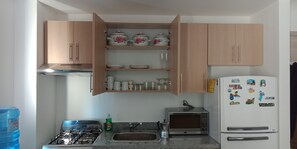 Réfrigérateur, micro-ondes, four, cafetière/bouilloire