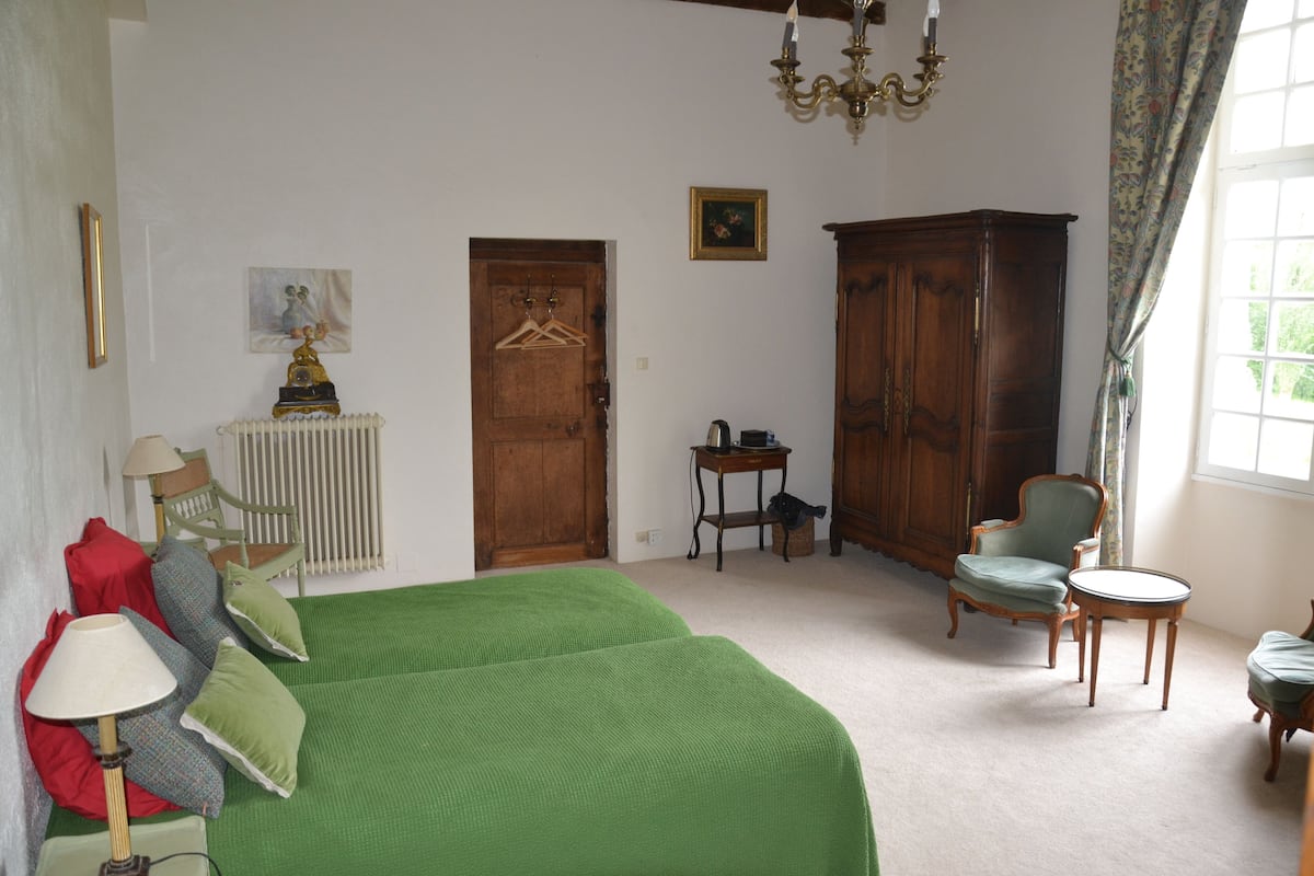 3 Luxury Double Room Mom Paramé) | 7 bedrooms, individually decorated, individually furnished