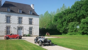 A historic building with a gravel driveway and a lawn. - Malouinière des Trauchandières Saint-Malo (Saint-Jouan-des-Guerets)