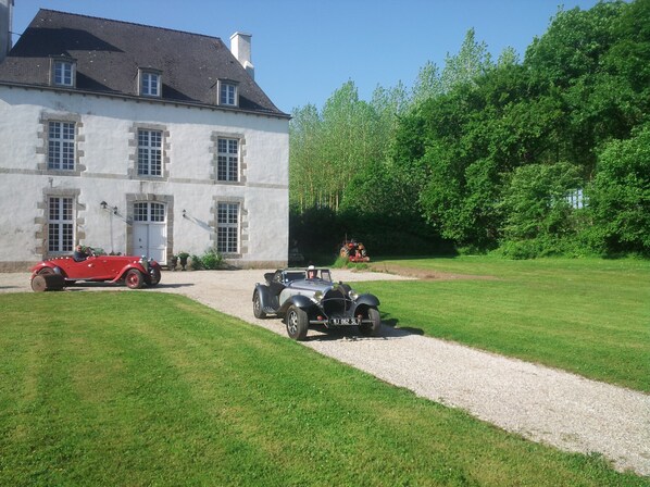 A historic building with a gravel driveway and a lawn. - Malouinière des Trauchandières Saint-Malo (Saint-Jouan-des-Guerets)