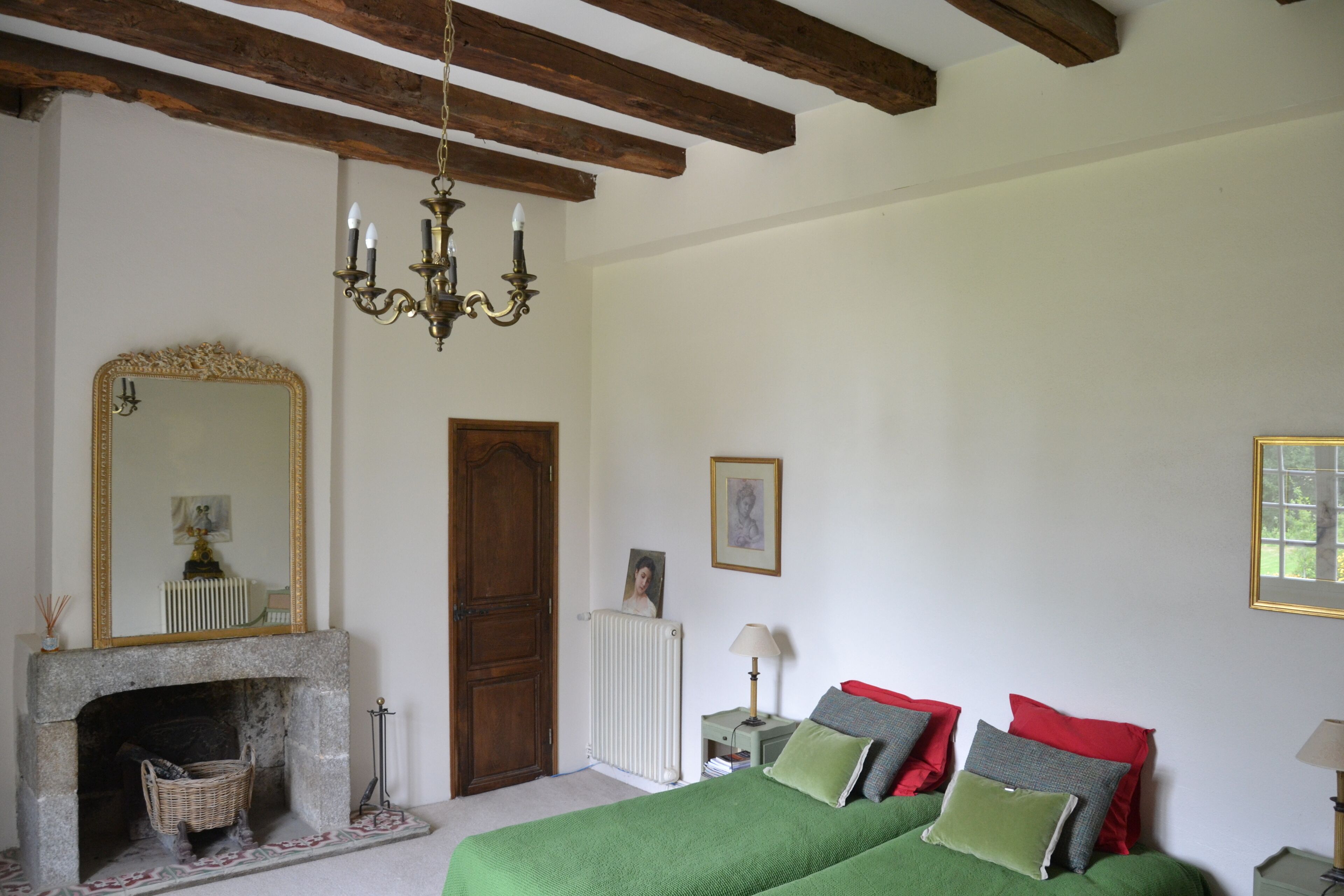 بديكورات فريدة لكل غرفة وطراز فريد لكل وحدة وستائر تعتيم ومكواة/لوح كي