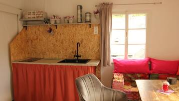 Réfrigérateur, plaque de cuisson, cafetière/bouilloire