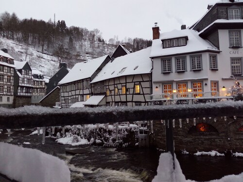 Entspannen Sie in einem jahrhundertealten Fachwerkhaus, idyllisch a. D. Rur mitten in Altstadt
