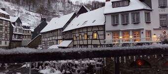 Slapp av (badstue) i et hundre år gammelt bindingsverkshus, idyllisk a. D. Rur midt i Altstadt