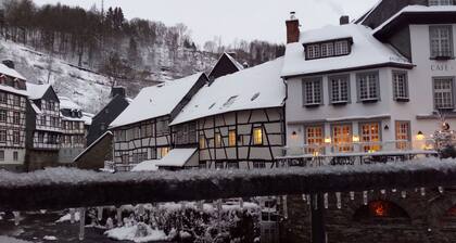 Entspannen Sie in einem jahrhundertealten Fachwerkhaus, idyllisch a. D. Rur mitten in Altstadt