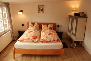 1 bedroom, bed sheets