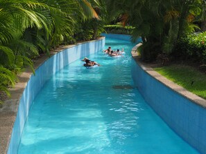 Alberca al aire libre y alberca climatizada
