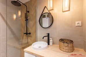 Een haardroger, handdoeken