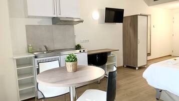 Studio | Eigene Küche | Kühlschrank, Mikrowelle, Herdplatte, Kochgeschirr/Geschirr/Besteck