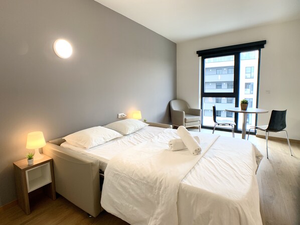 Studio | Meja kerja, ruang kerja ramah laptop, dan tirai kedap cahaya