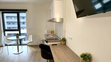 Studio | Dapur pribadi | Lemari es, microwave, kompor, dan peralatan masak/sendok-piring