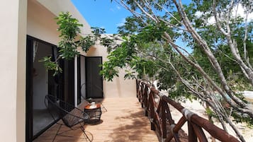 Departamento Deluxe, aire acondicionado, vista al jardín | Terraza o patio