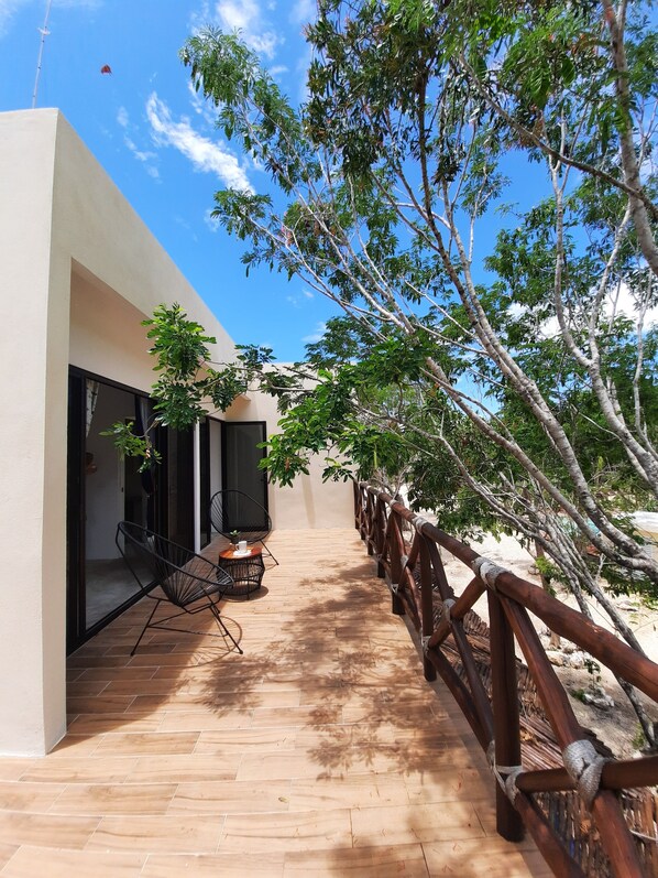 Departamento Deluxe, aire acondicionado, vista al jardín | Terraza o patio