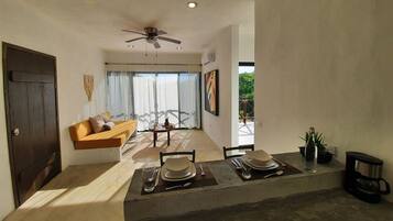 Departamento Deluxe, aire acondicionado, vista al jardín | Área de sala de estar