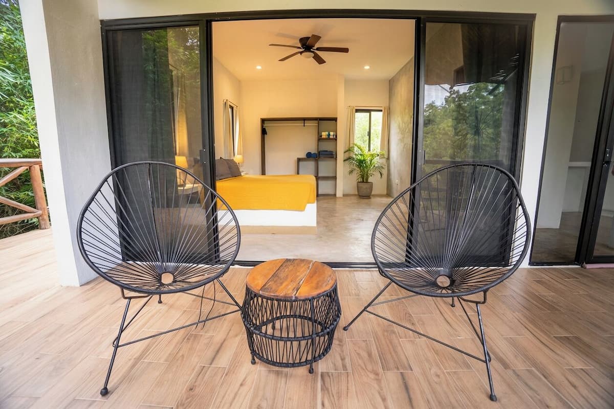 Departamento Deluxe, aire acondicionado, vista al jardín | Decoración personalizada, muebles diferentes y escritorio