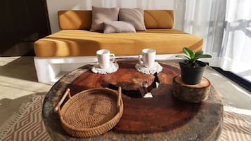 Departamento Deluxe, aire acondicionado, vista al jardín | Sala de estar