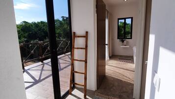 Departamento Deluxe, aire acondicionado, vista al jardín | Balcón