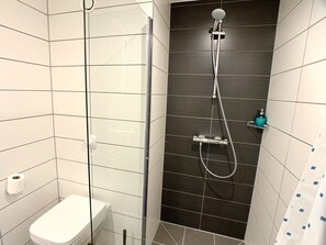 Studio | Bathroom | Shower, hair dryer, towels, soap