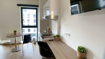 Studio | Dapur pribadi | Lemari es, microwave, dan peralatan masak/sendok-piring