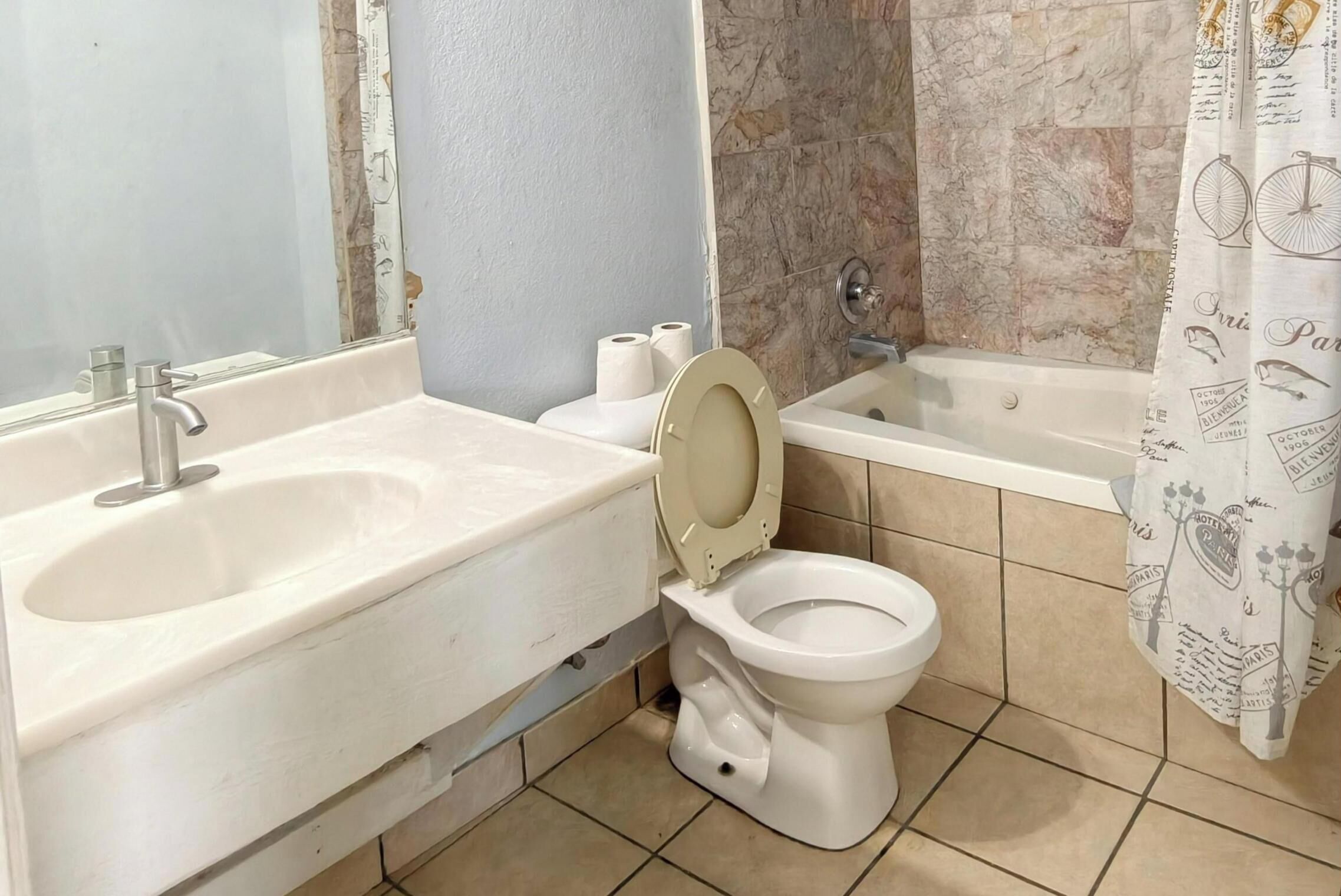 Room, 1 Queen Bed, Non Smoking | Bathroom | Combined shower/bathtub, free toiletries, hair dryer, towels