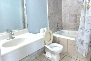 Room, 2 Queen Beds, Non Smoking | Bathroom | Combined shower/bathtub, free toiletries, hair dryer, towels - Best Budget Inn San Marcos, TX (San Marcos)