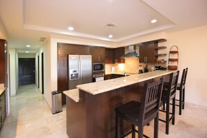 Réfrigérateur, four à micro-ondes, un four, surface de cuisson