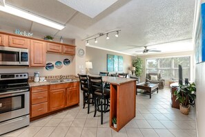 Frigorífico, microondas, placa de cocina y cafetera o tetera